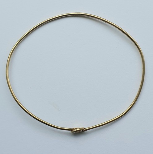 Solid 9ct yellow gold single