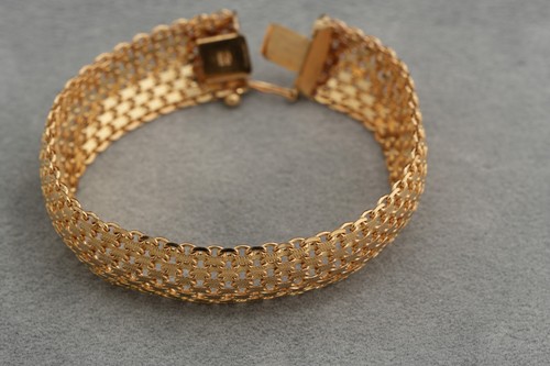 Solid 9ct gold - gold, mesh