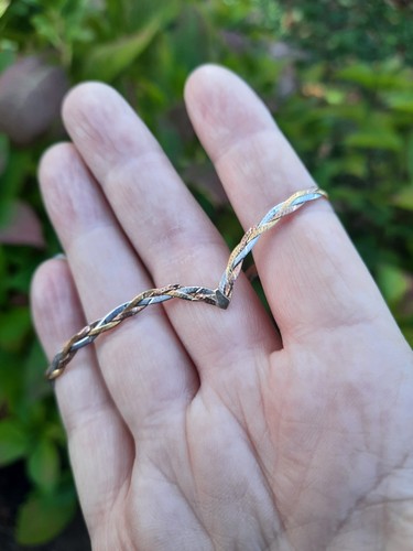 Elegant 9ct solid gold tri - solid,